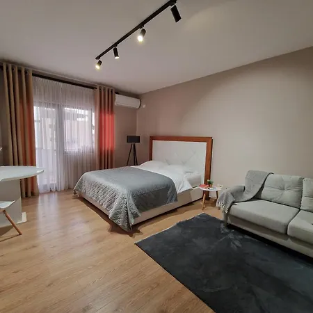 Cozy Retreat In The Heart Of Bllok דירה טיראנה