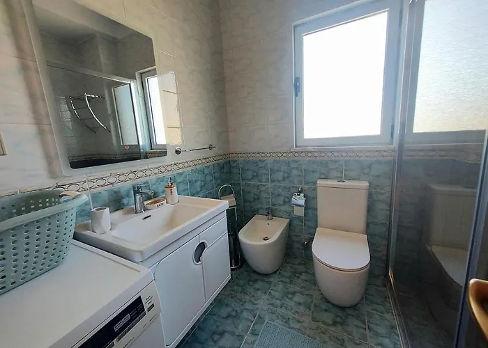 Cozy Retreat In The Heart Of Bllok דירה טיראנה