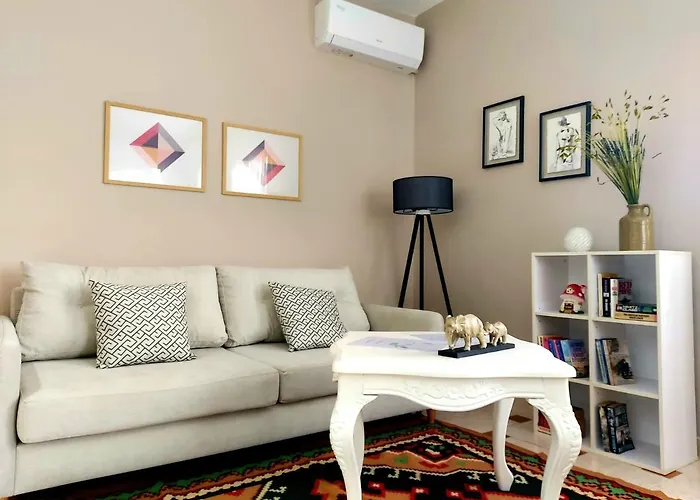 Cozy Retreat In The Heart Of Bllok דירה טיראנה