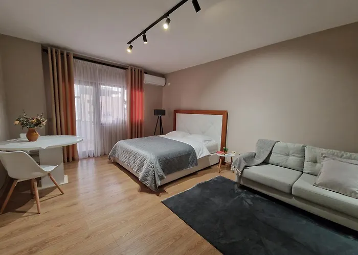 Cozy Retreat In The Heart Of Bllok דירה טיראנה