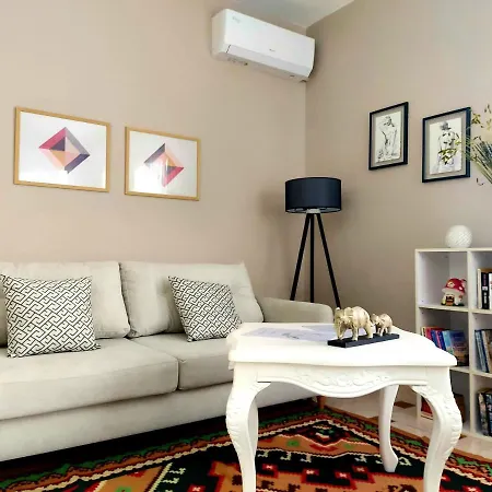 Cozy Retreat In The Heart Of Bllok Appartement Tirana